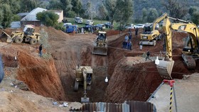 FOTO: Berjibaku Mengevakuasi Bocah Maroko dari Sumur 32 Meter