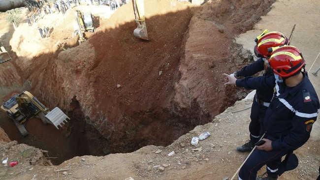 Bocah Afghanistan selamat usai dua hari terjebak di dalam sumur sedalam 25 meter.