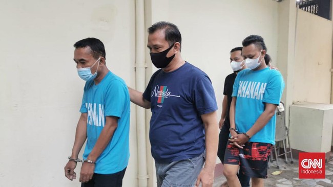 Dua pria yang mengaku wartawan tertangkap basah memeras SPBU Rp10 juta terkait BBM bersubsidi.