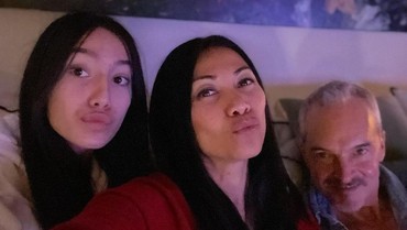 img-title Foto Langka, Anggun C Sasmi Perlihatkan Wajah Sang Anak di IG