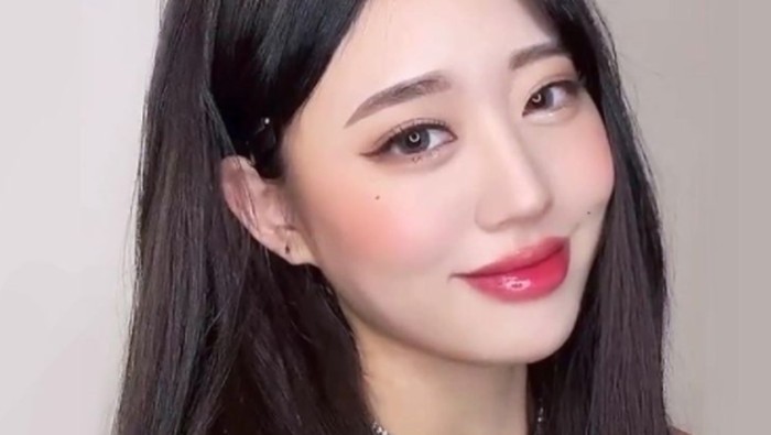 Jooshica dijuluki sebagai perempuan dengan 'banyak wajah', karena selalu sukses menyulap wajahnya menjadi semirip mungkin dengan para selebriti melalui kemampuan makeup-nya yang luar biasa./ foto: instagram.com/jooshica