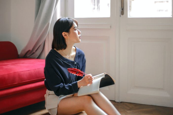 Ilustrasi seorang wanita yang sedang termenung/Foto: Pexels/Andrea Piacquadio