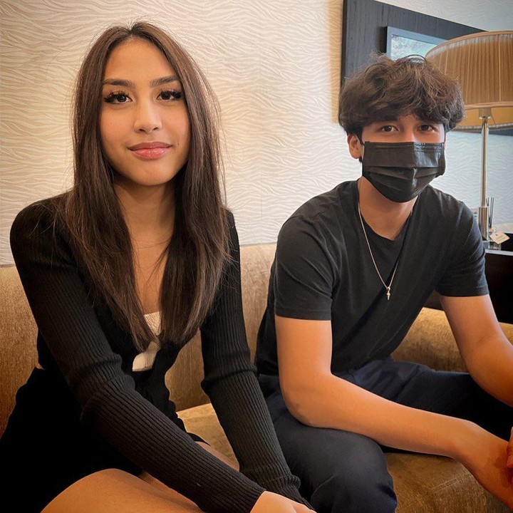 <p>Menurut Lala, Khayra bagai kupu kupu keluar dari kepompong. Kini ia menikmati hidup bersama teman baru juga dianggap normal tak seperti sebelumnya. "Di sini [Singapura] Khayra dianggap setara," kata Lala Gunawan.(Foto: Instagram @lala_gunawan_family)</p>