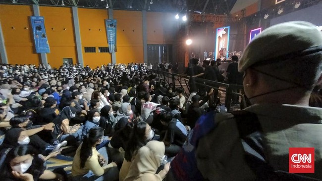 Konser musik di Makassar yang memicu kerumunan dan melebihi kapasitas dibubarkan Tim Pengurai Kerumunan (Raika) dengan cara memadamkan lampu.