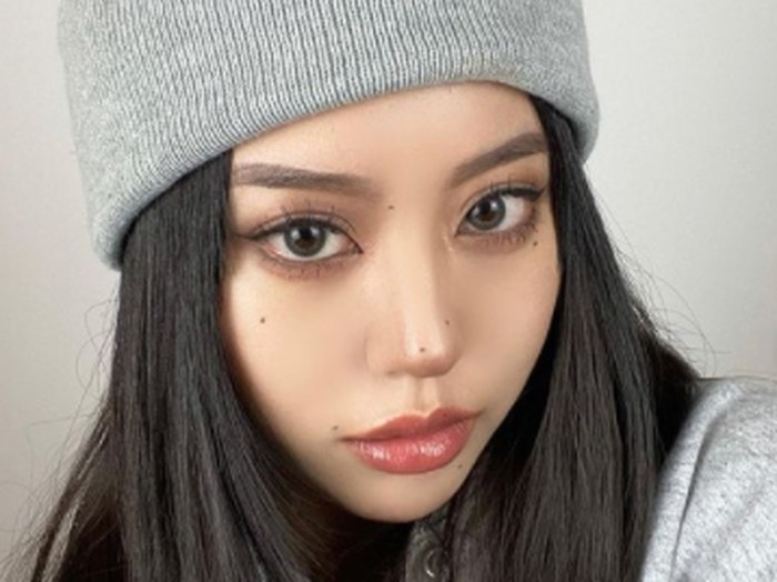 Namanya mulai dikenal publik melalui media sosial TikTok, karena ia hobi membuat konten tentang tutorial makeup./ foto: instagram.com/jooshica