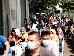 Antrean Vaksin Booster di Bekasi Mengular, Panitia Ingatkan Prokes
