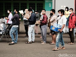 Epidemiolog Nilai Antrean Booster di Bekasi Jadi Tanda Gelombang COVID