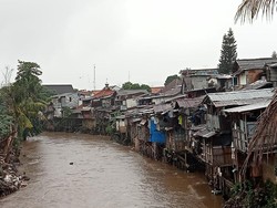 Drone Pantau Pembuang Sampah Sembarangan di Kali Ciliwung Mulai Pekan Depan