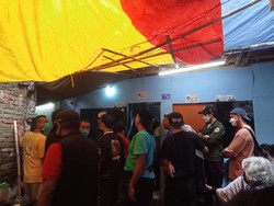 Jenazah Warga Matraman Kejeblos di Toilet Tiba di Rumah Duka, Anak Histeris