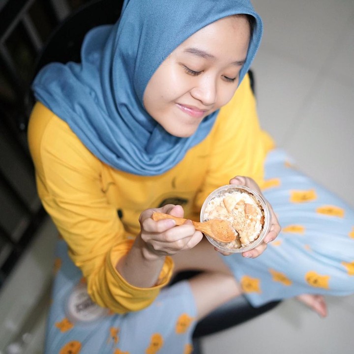 <p>Dalam unggahan tersebut, Bintang Emon tampak baru melamar Alca sebagai calon istrinya. (Foto: Instagram @alcaoctvn_)<br /><br /><br /></p>