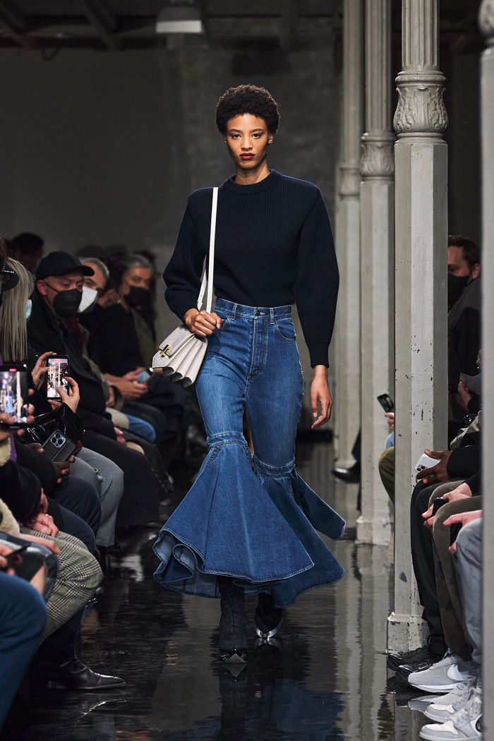 Celana bell-bottom yang feminin dan dramatis juga dihadirkan Pieter Mulier selaku creative director dalam bahan denim. Foto: Courtesy of Alaïa