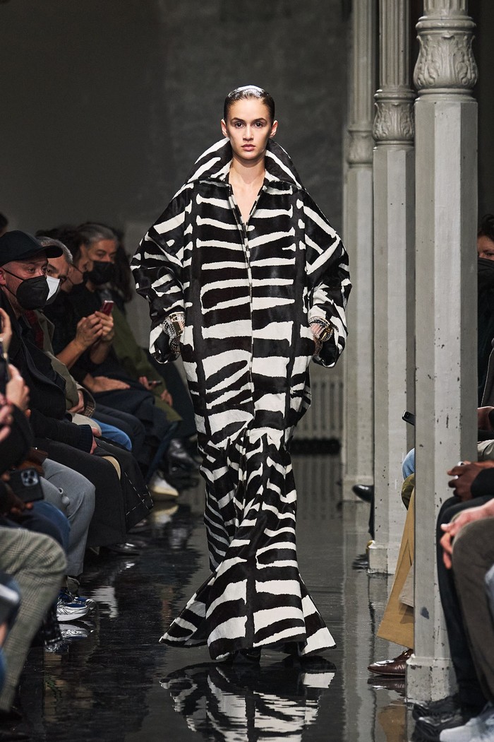 Populer sejak era '80an, nuansa gaya dari era tersebut juga terasa pada siluet gaun dengan motif zebra yang glamor. Foto: Courtesy of Alaïa