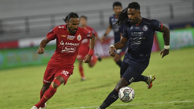 Gol tendangan salto Carlos Fortes pada laga Arema FC vs Persija Jakarta terpilih sebagai gol terbaik Liga 1 2021/2022.