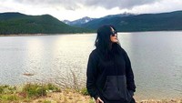 <p>Penyanyi asal Jawa timur ini diboyong sang suami, Lawrence Smith untuk tinggal di negaranya. Kabarnya, Atiek sudah 28 tahun hijarah ke Amerika. (Foto: Instagram @atiekcb.official)</p>