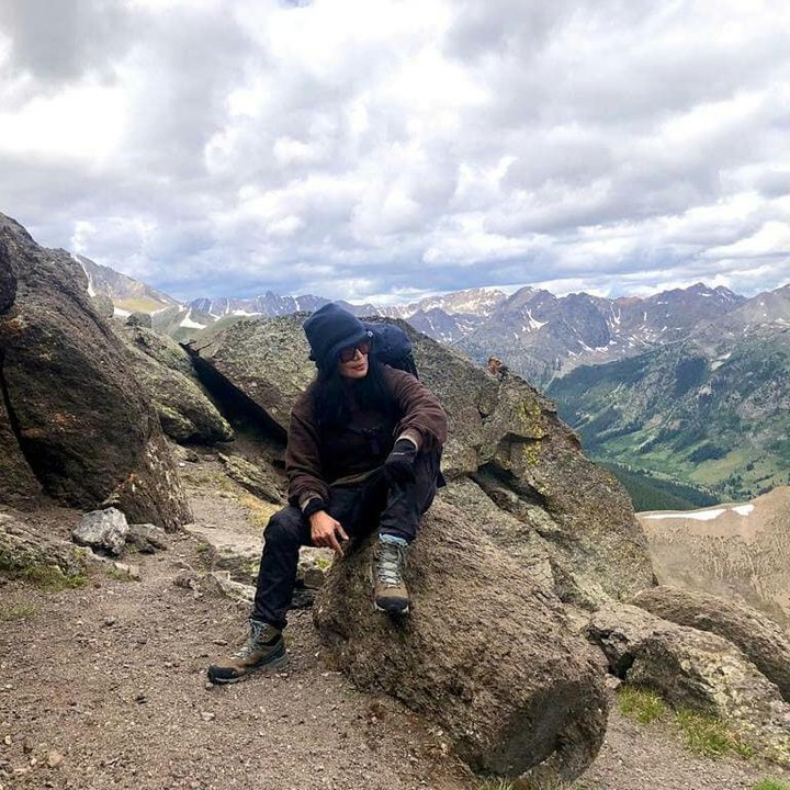 <p>Berlatar pemandangan menakjubkan, ia berpose keren di atas batu. Meski kini sudah tak muda lagi, penampilan Atiek tetap menawan ya. (Foto: Instagram @atiekcb.official)</p>