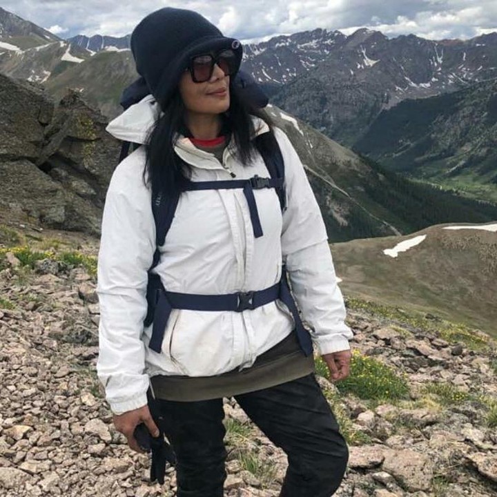 <p>Bunda, masih ingat dengan Atiek CB? Penyanyi yang tenar di era 80-an ini sudah lama meninggalkan Indonesia. Kini, ia tinggal di luar negeri. Foto: Instagram @atiekcb.official</p>