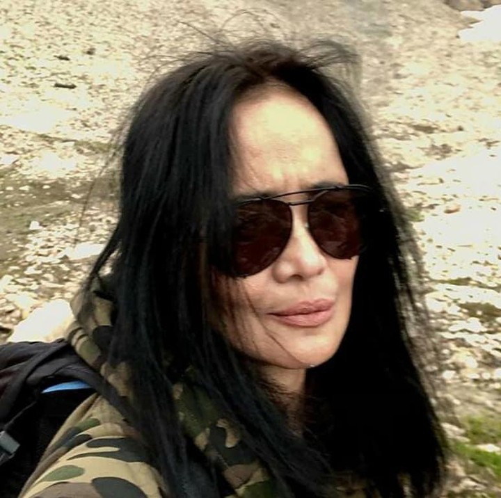 <p>Atiek beberapa kali nampak menikmati alam di sana. Ia terlihat mendaki gunung dan mengunjungi danau yang berpemandangan indah. (Foto: Instagram @atiekcb.official)</p>