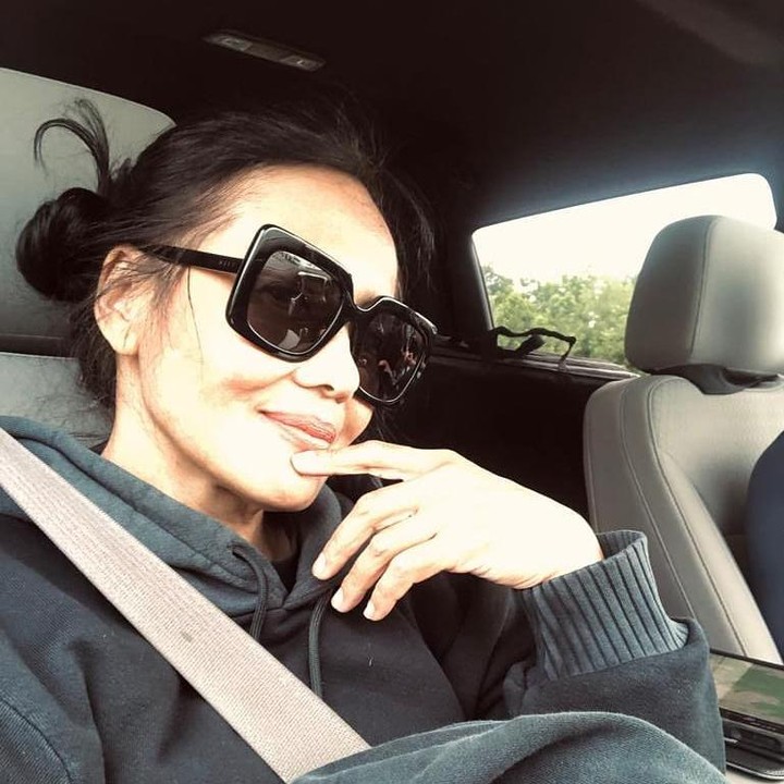 <p>Penyanyi kelahiran 25 Mei 1963 ini pun berjuluk sebagai salah satu legendaris lady rocker di Indonesia. Meninggalkan kariernya di Indonesia, kini Atiek menetap di Amerika, Bunda. (Foto: Instagram @atiekcb.official)</p>