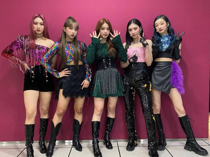 Bersama dengan para anggota SECRET NUMBER lainnya, Denise kerap mengabadikan foto-foto kebersamaan mereka sebelum tampil di atas panggung./ Foto: Instagram.com/secretnumber.official