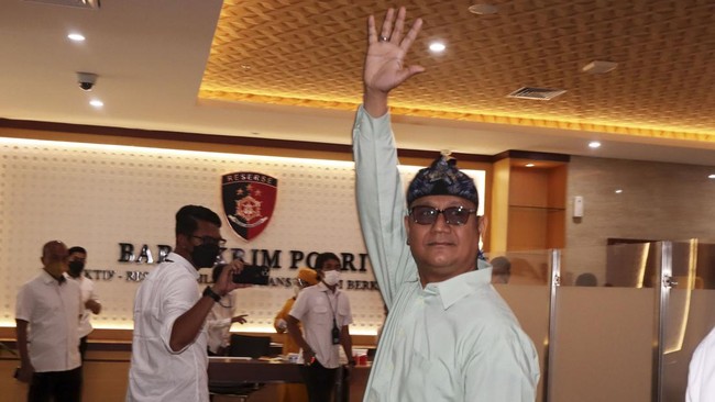 Masyarakat yang tergabung dalam Dewan Adat Dayak tak puas dengan vonis hakim terhadap Edy Mulyadi. Mereka meminta jaksa ajukan banding.