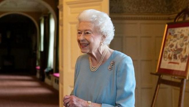 Ratu Elizabeth memakai lipstik merah muda saat menghadiri Royal Windsor Horse Show. Intip koleksi makeup Ratu.