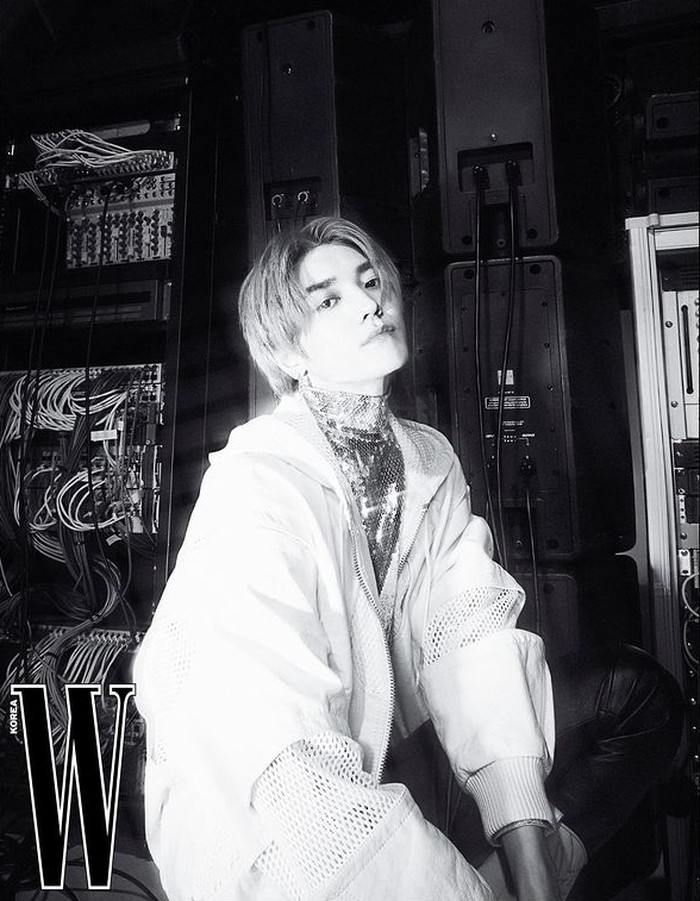Ini bukan kali pertama Taeyong berkolaborasi dengan Celine. Sebelumnya di November 2021, Taeyong terlihat membawakan koleksi dari brand asal Prancis ini yang berjudul Teen Knight Poem Winter. / foto: wkorea.com