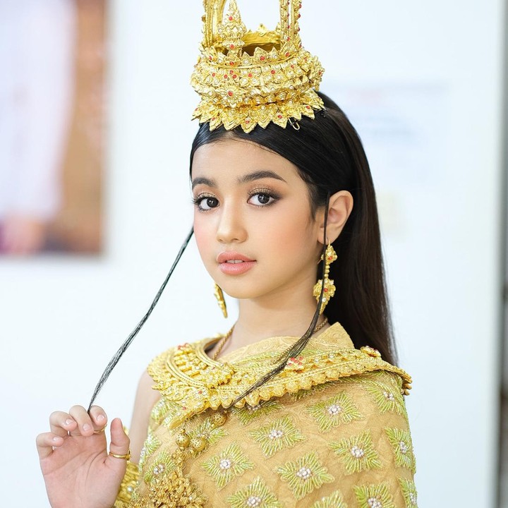<p>Tak hanya menguasai kemampuan di bidang seni, Jenna juga sangat pandai menggunakan bahasa asing. Ia menguasai bahasa Khemer, Prancis, Thailand, China, dan Inggris. (Foto: Facebook Jenna Norodom)    </p>