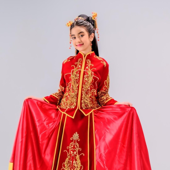 <p>Jika benar-benar debut menjadi idol, Jenna akan menjadi figur publik paket lengkap, nih. Tak hanya lahir dari keluarga kerajaan, berbakat, cantik, ia juga mengantongi kemampuan bahasa yang mengesankan. Ya, Jenna dapat berbicara dalam beragam bahasa, yakni Bahasa Khmer, Prancis, Thailand, China, dan Inggris. (Foto: dok. Facebook Jenna Norodom)</p>
