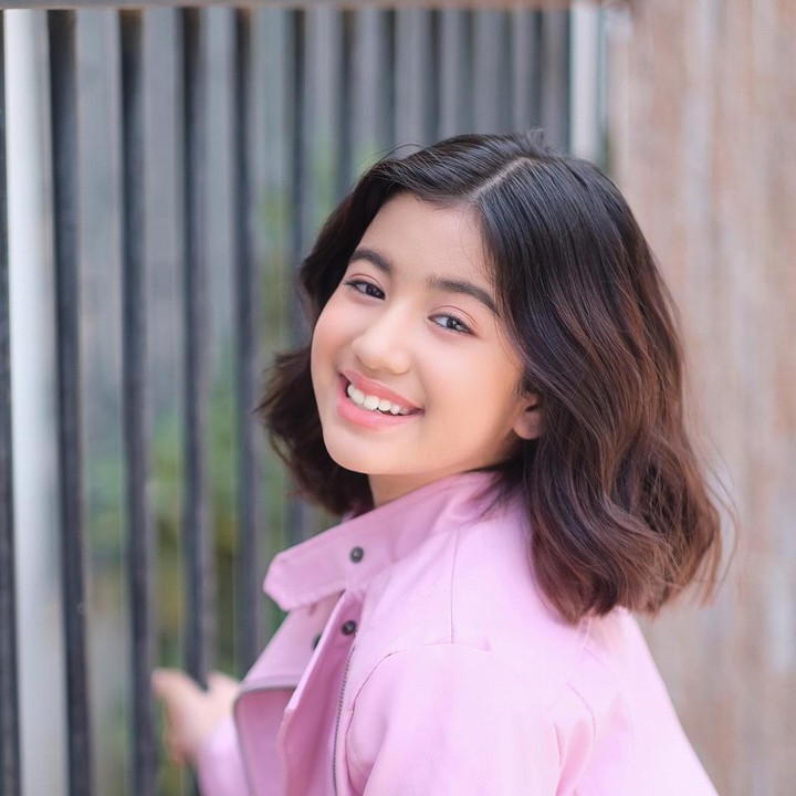 <p>Tak hanya menguasai kemampuan di bidang seni, Jenna juga sangat pandai menggunakan bahasa asing. Ia menguasai bahasa Khemer, Prancis, Thailand, China, dan Inggris. (Foto: Facebook Jenna Norodom)</p>