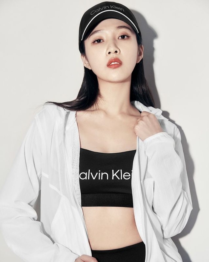 Joy pun tidak malu untuk tampil seksi dan seksual dengan Active Icon Multi-Elastic Bra yang dipadukan dengan jaket sport putih dan topi berwarna hitam. Produk Calvin Klein Performance ini dapat dibeli di seluruh store CK. / foto:instagram.com/wkorea