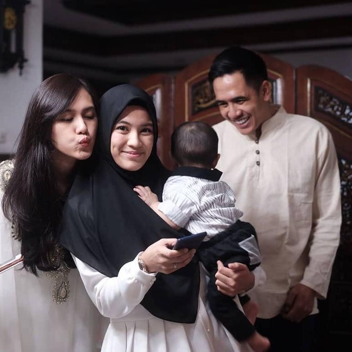 <p>Kekompakan tiga kakak-beradik ini bisa menjadi tauladan ya, Bunda, untuk selalu rukun dengan para saudara serta menghargai setiap perbedaan yang ada. (Foto: Instagram @anandasoebandono)</p>