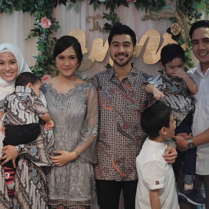 <p>Dukungan diberikan Ananda dan Alyssa pada Annisa yang saat itu baru saja menggelar tunangan dengan pria pujaan hatinya. (Foto: Instagram @anandasoebandono)</p>