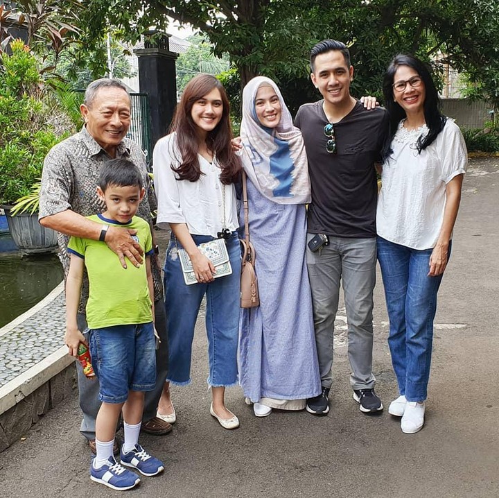 <p>Saat kumpul bersama Alyssa dan anggota keluarga lainnya, Ananda seringkali mengabadikan momen tersebut di Instagram. Perbedaan tak membuat jarak di antara mereka. (Foto: Instagram @anandasoebandono)</p>