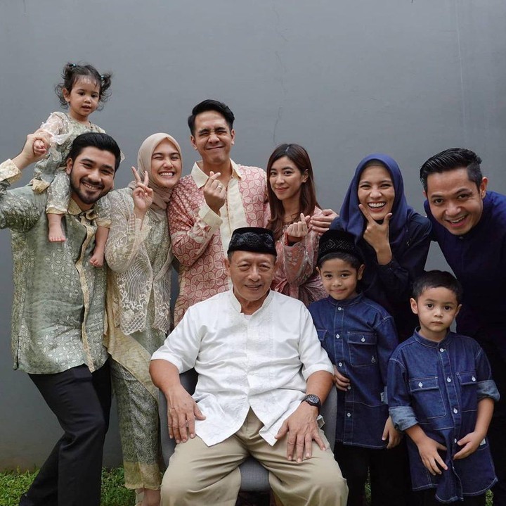 <p>Ananda dan istri tak pernah absen ikut merayakan hari Hari Raya Idul Fitri bersama Alyssa dan keluarga mereka. Bahkan, ia menyiapkan dress code untuk menyambut hari besar keluarganya. (Foto: Instagram @anandasoebandono)</p>