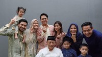 <p>Ananda dan istri tak pernah absen ikut merayakan hari Hari Raya Idul Fitri bersama Alyssa dan keluarga mereka. Bahkan, ia menyiapkan dress code untuk menyambut hari besar keluarganya. (Foto: Instagram @anandasoebandono)</p>