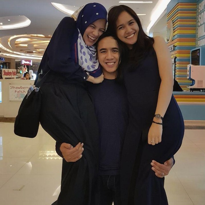 <p>Punya dua adik perempuan membuat jiwa anak sulung Ananda ingin selalu melindungi dan memanjakan adik-adiknya. Dengan menuliskan <em>caption, "Brother Power,</em>" Ananda menggendong Alyssa dan Annisa sekaligus. Foto: Instagram @anandasoebandono</p>