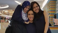 <p>Punya dua adik perempuan membuat jiwa anak sulung Ananda ingin selalu melindungi dan memanjakan adik-adiknya. Dengan menuliskan <em>caption, "Brother Power,</em>" Ananda menggendong Alyssa dan Annisa sekaligus. Foto: Instagram @anandasoebandono</p>