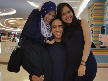 9 Potret Kedekatan Alyssa Soebandono & Kakak Meski Beda Agama, Rukun Bun