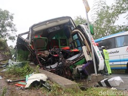 Begini Situasi Pascakecelakaan Bus Pariwisata Tabrak Tebing di Bantul