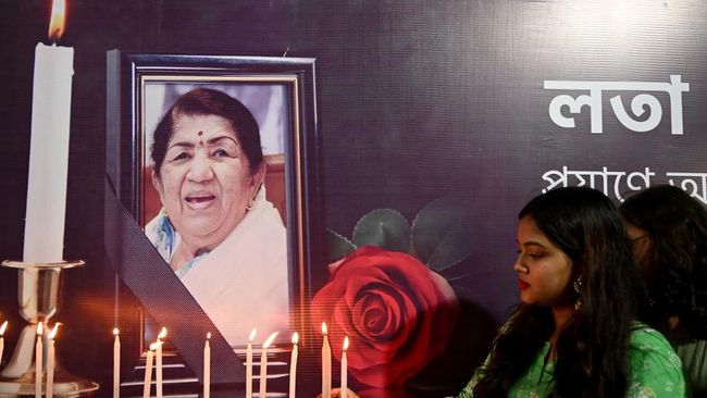 Penyanyi legendaris India, Lata Mangeshkar, meninggal dunia di usia 92 tahun pada hari ini, Minggu (6/2), akibat kegagalan sejumlah organ tubuh.