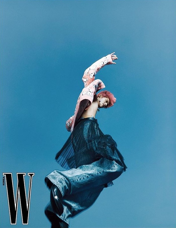 Lewat cover story W Korea, Taeyong menceritakan kegemarannya yang baru, yaitu dupa. Menurutnya sangat menyenangkan untuk menciptakan suasana hangat sambil menyalakan dupa. / foto: wkorea.com