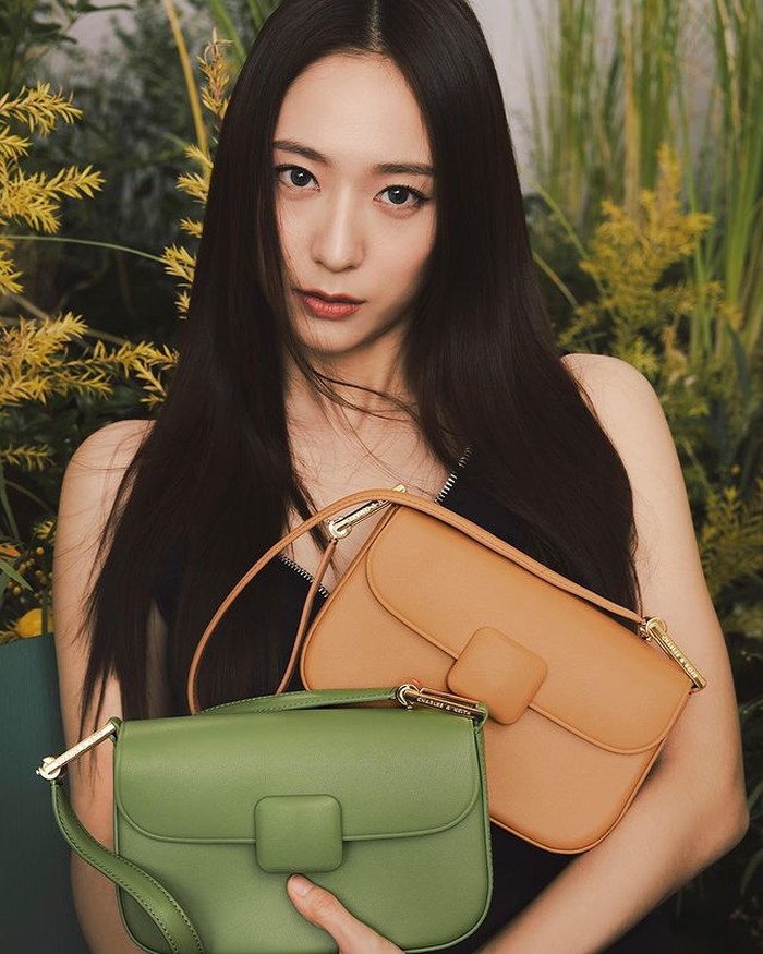 Menjabat sebagai Global Ambassador, adik dari Jessica Jung ini membawakan koleksi Spring 2022 terbaru dari Charles & Keith yang diberi nama Blooming Spring. Koleksi terbarunya didominasi motif bunga dan warna-warna cerah. / foto: instagram.com/wkorea