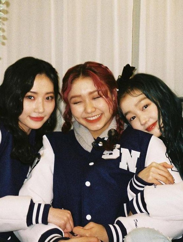 Meskipun tergolong menjadi yang paling muda atau maknae di SECRET NUMBER kala itu, Jinny dan Lea tak ragu bersandar manja pada bahu si maknae yang satu ini./ Foto: Instagram.com/secretnumber.official