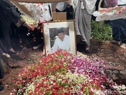 Suasana Prosesi Pemakaman Mertua Sandiaga Uno