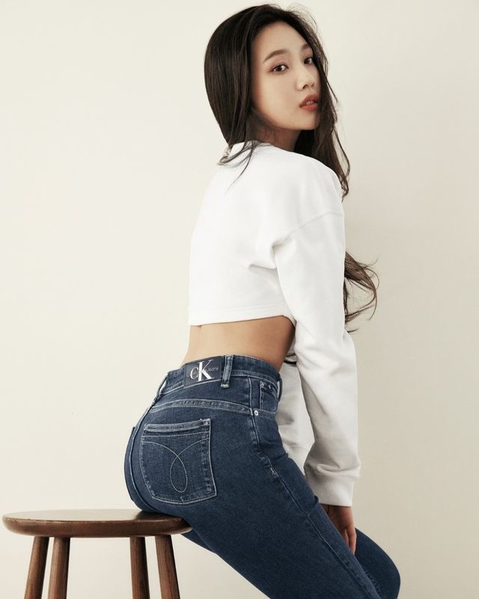 Pemilik nama asli Park Soo-Young ini menunjukkan gaya alami sekaligus seksi membawakan koleksi Spring 2022 oleh Calvin Klein. Dengan postur tubuh yang menawan, artis kelahiran 1996 ini membawakan Calvin Klein Jeans terbaru. / foto:instagram.com/wkorea