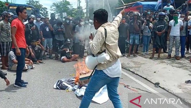 Simpatisan mantan Ketua DPD Partai Demokrat NTT, Jefri R Kore (Jeriko) dilaporkan membakar foto sang ketua umum partai, Agus Harimurti Yudhoyono (AHY).