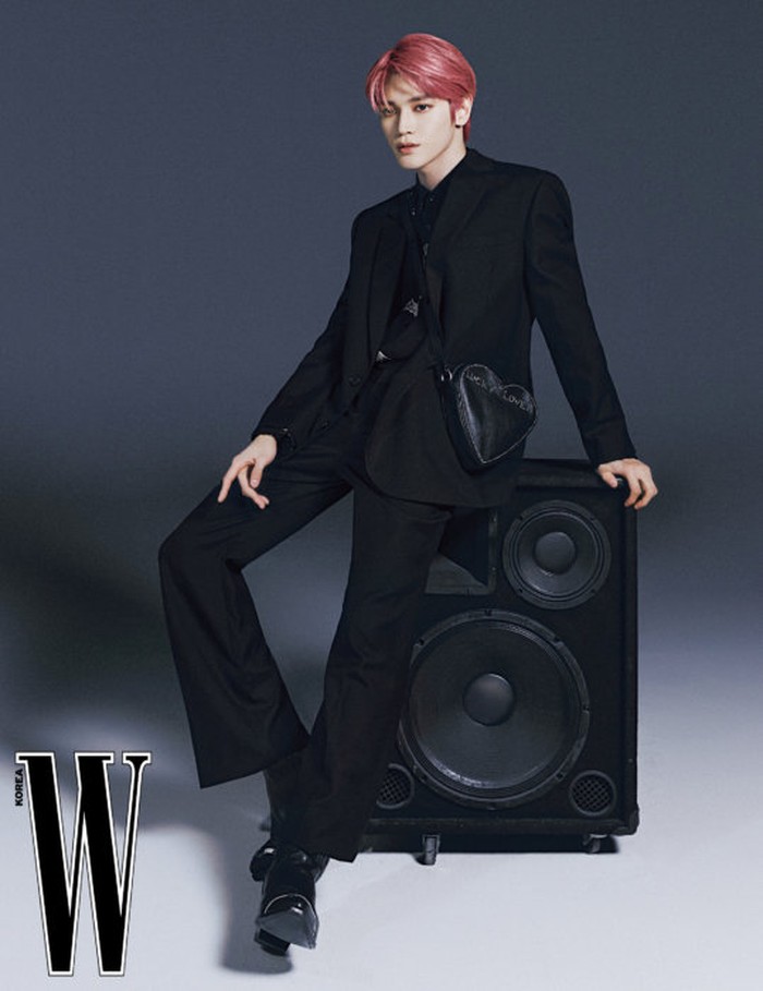 Penyanyi kelahiran tahun 1995 ini juga menyukai pakaian yang membuat gerakan tarinya terlihat. Sebelum tampil, ia mencoba menari dengan outfit itu terlebih dahulu agar dapat menunjukkan garis tarian dengan baik. / foto: wkorea.com