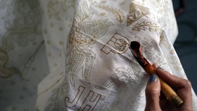 Kolaborasi Pebasket Justin Holiday-Pebatik Blitar untuk Souvenir NBA