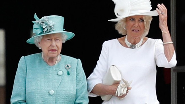 Charles bakal dikenal sebagai Raja Charles III dan akan didampingi oleh Permaisuri Camilla Parker Bowles.
