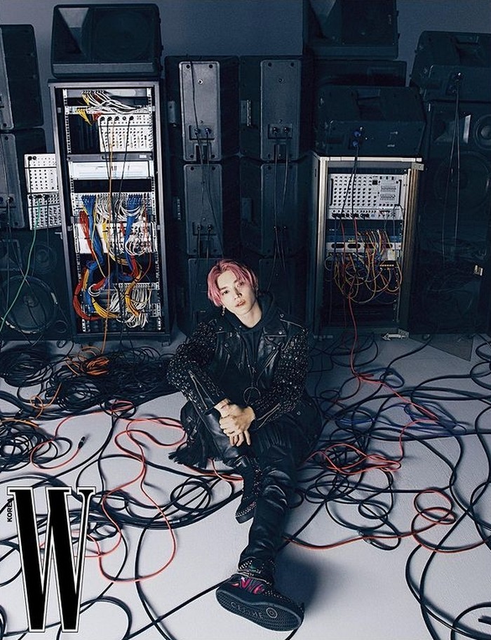 Singer, rapper, dancer dan juga leader NCT, Lee Tae-yong atau dikenal dengan Taeyong tampil pertama kali sebagai cover majalah W Korea. Tidak hanya itu, Taeyong juga membawakan koleksi Celine Homme 2022 Summer Collection. / foto: wkorea.com
